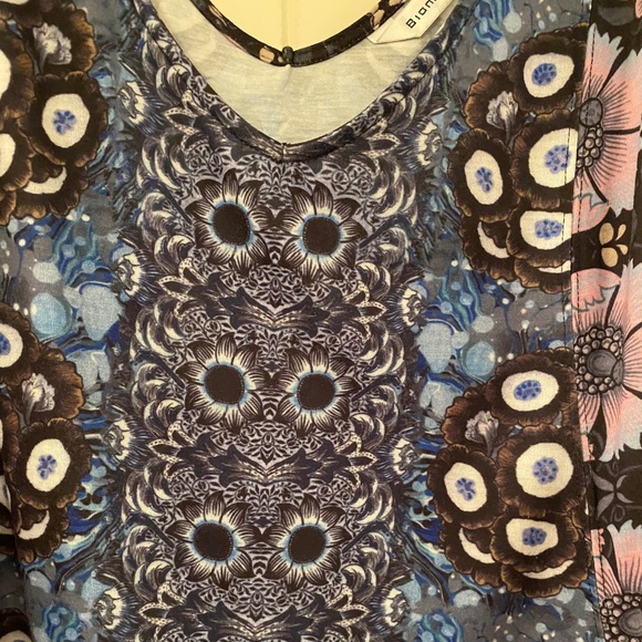 Bianca Nygard Tank to and Capri set - Picture 2 of 6